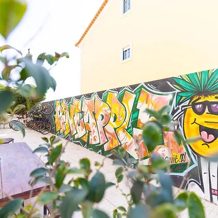 Pineapple Surf House アトウギア・ダ・バレイア