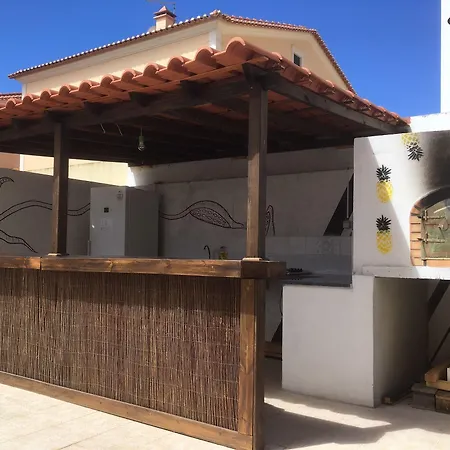 Pineapple Surf House ホステル アトウギア・ダ・バレイア
