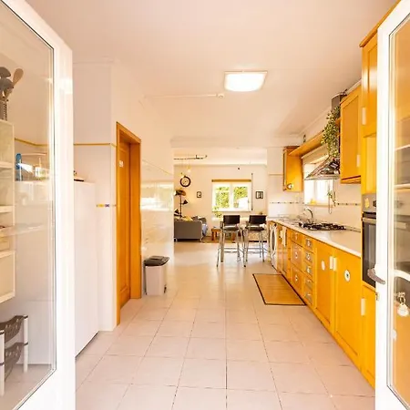 אכסניה Pineapple Surf House *