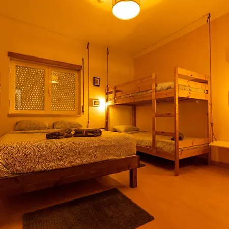 אכסניה Pineapple Surf House *