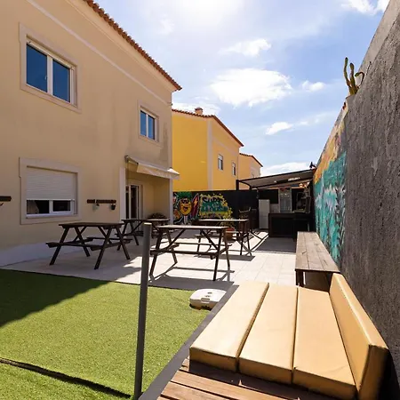 אכסניה Pineapple Surf House