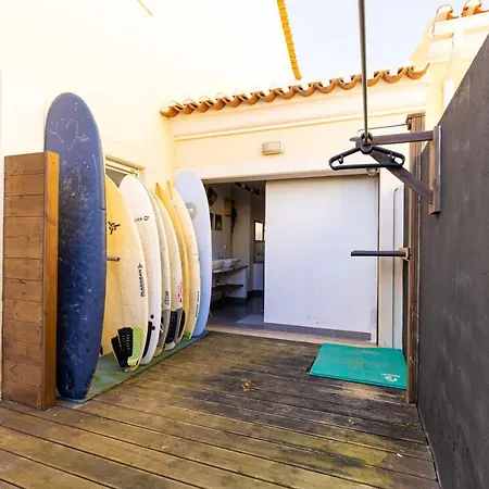 אכסניה Pineapple Surf House