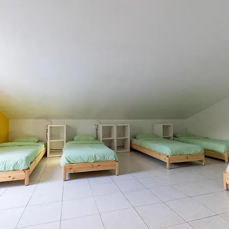 Pineapple Surf House * אנטוגויה דה באלייה