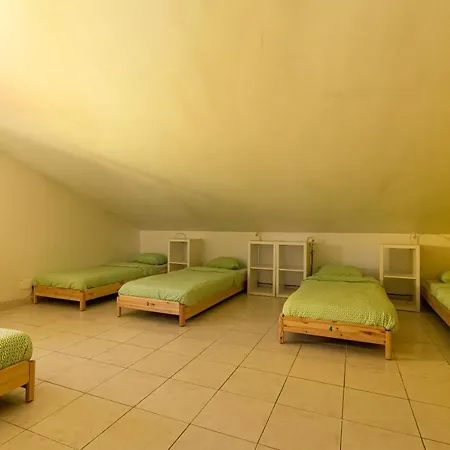 אכסניה Pineapple Surf House *