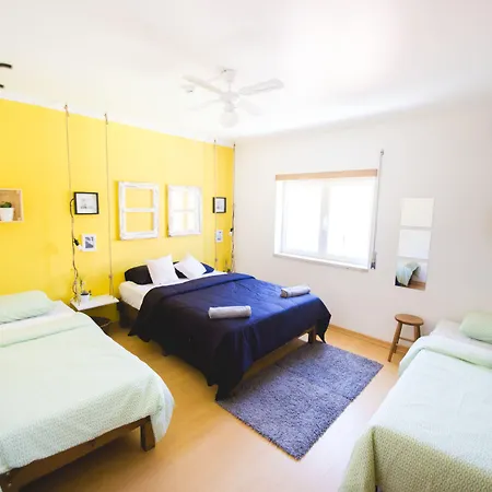 אכסניה Pineapple Surf House *