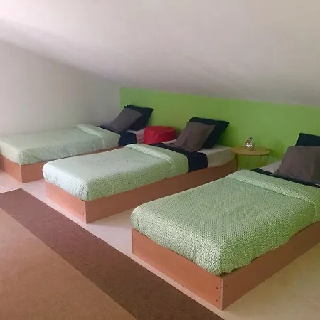 Pineapple Surf House אכסניה אנטוגויה דה באלייה