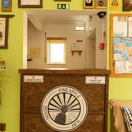 אכסניה Pineapple Surf House