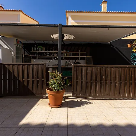 אכסניה Pineapple Surf House אנטוגויה דה באלייה