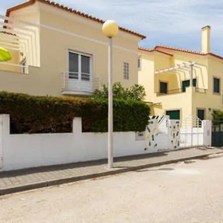 Pineapple Surf House אכסניה אנטוגויה דה באלייה