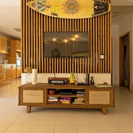 Pineapple Surf House אכסניה *