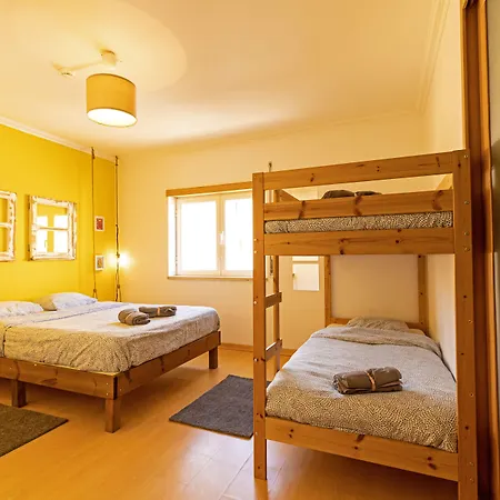 אכסניה Pineapple Surf House *