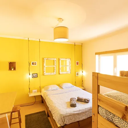 Pineapple Surf House *