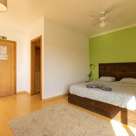 Pineapple Surf House אכסניה אנטוגויה דה באלייה