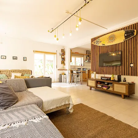 Pineapple Surf House אכסניה