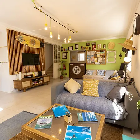 Pineapple Surf House אכסניה אנטוגויה דה באלייה