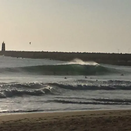 Pineapple Surf House אכסניה אנטוגויה דה באלייה