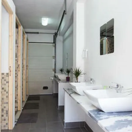 Pineapple Surf House * אנטוגויה דה באלייה