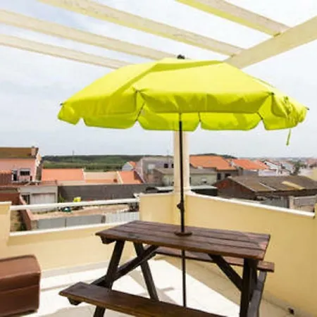 Pineapple Surf House אכסניה *