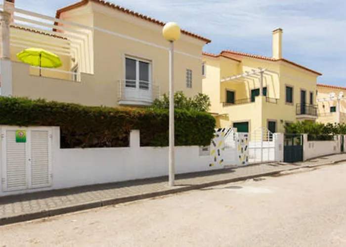 Pineapple Surf House Hostel Atouguia da Baleia