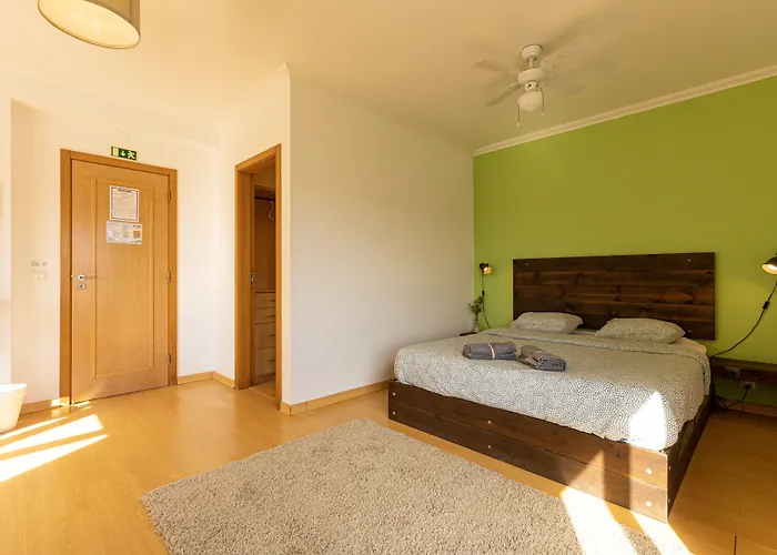 Pineapple Surf House Hostel Atouguia da Baleia